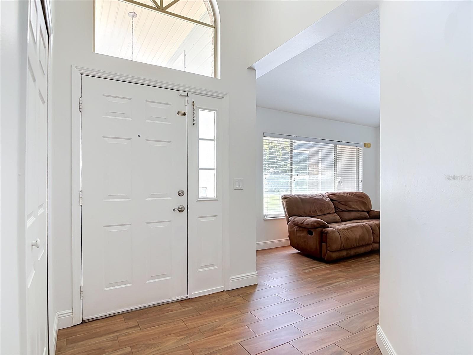 Entryway - 510 BROKENSHIRE DR, DEBARY