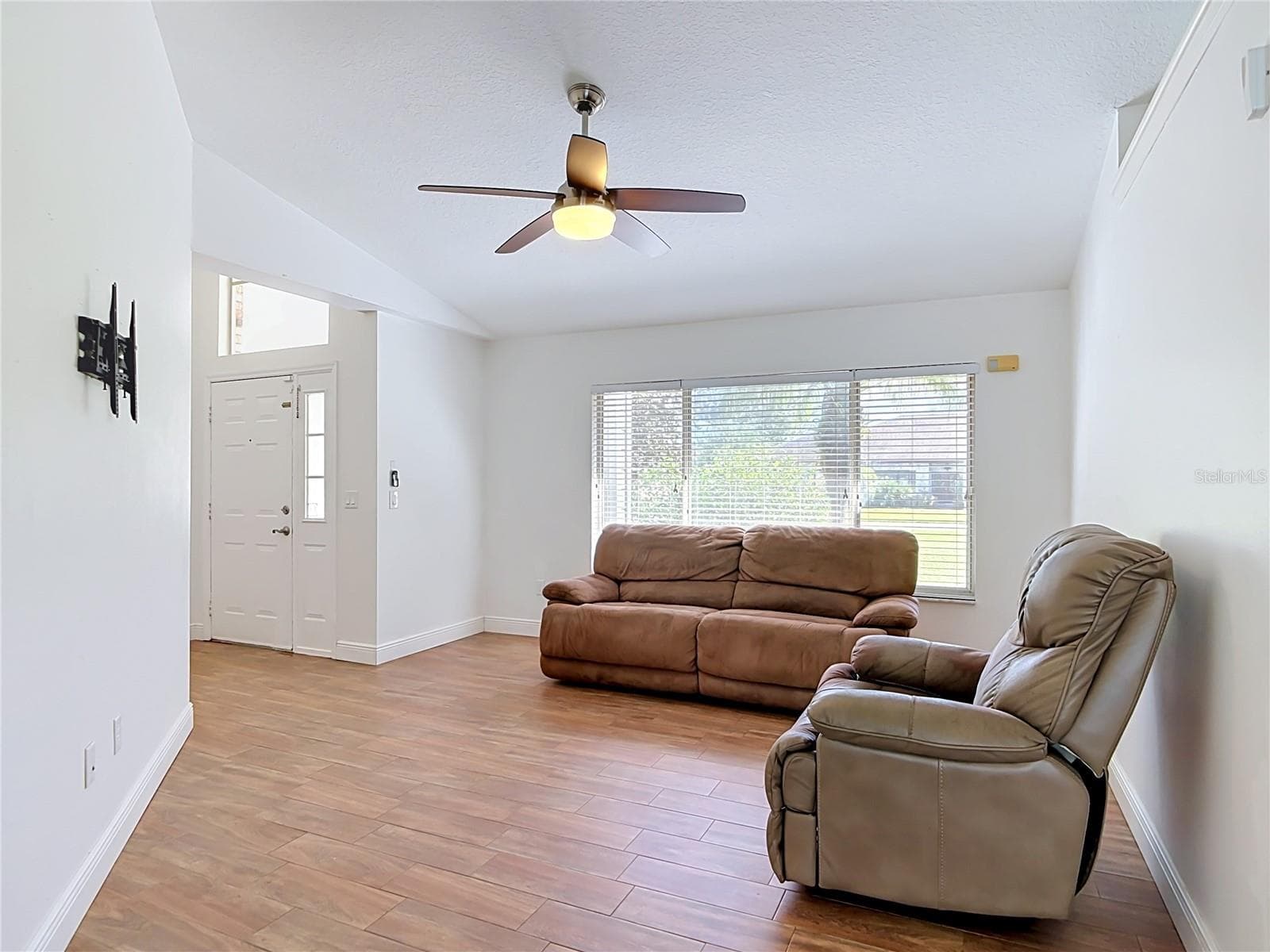 Living Room - 510 BROKENSHIRE DR, DEBARY