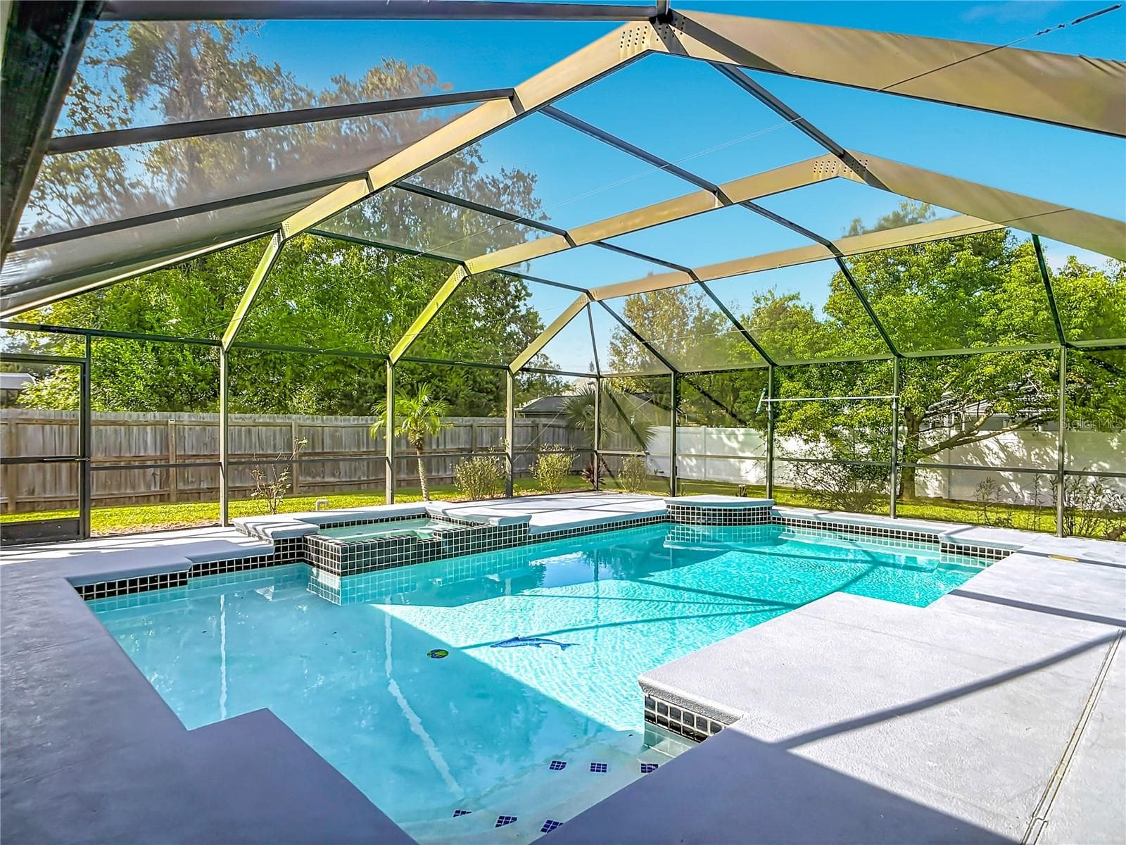 Pool and Spa - 510 BROKENSHIRE DR, DEBARY