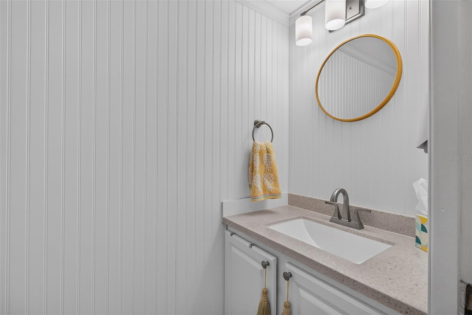 Guest bath - 5095 BAY ST NE #104, ST PETERSBURG
