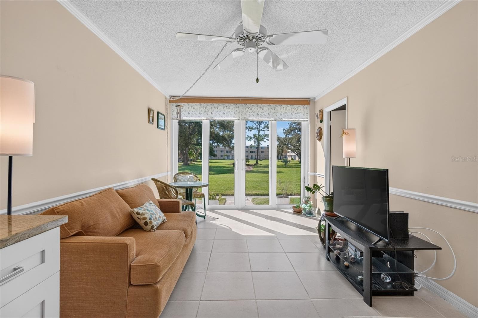 Florida room with new sliders - 5095 BAY ST NE #104, ST PETERSBURG