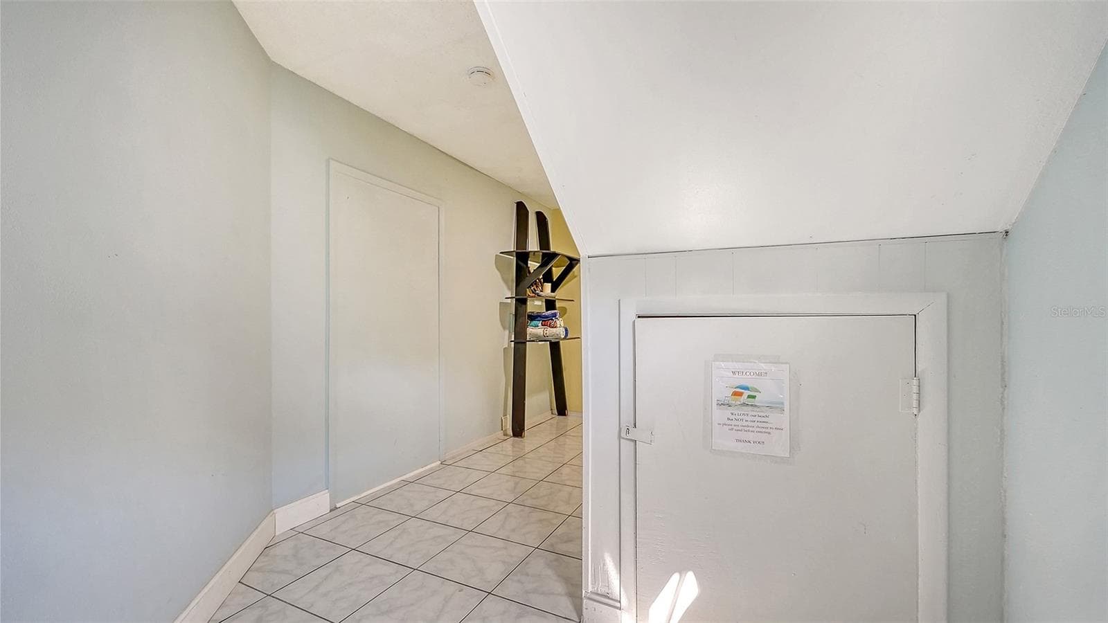 Unit B, entry hallway. - 2514 AVENUE B, BRADENTON BEACH