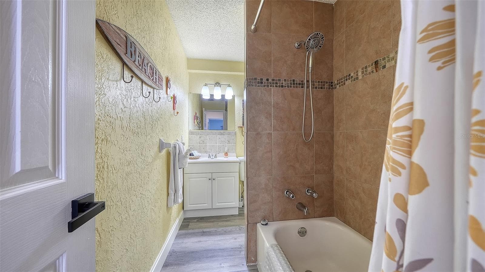 Unit B, Primary Bathroom. - 2514 AVENUE B, BRADENTON BEACH