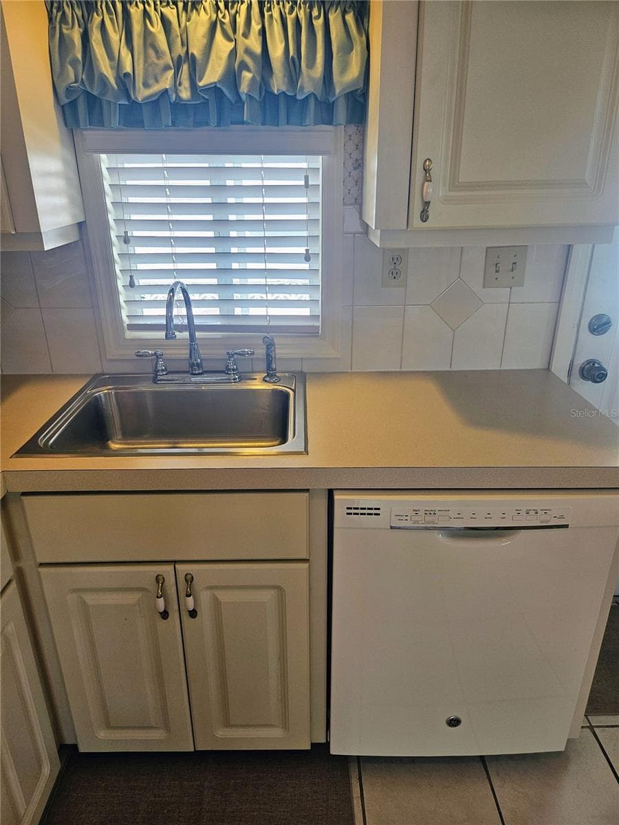 Mobile Home at 3218 SUMAC TER, SARASOTA, photo 15 of 71