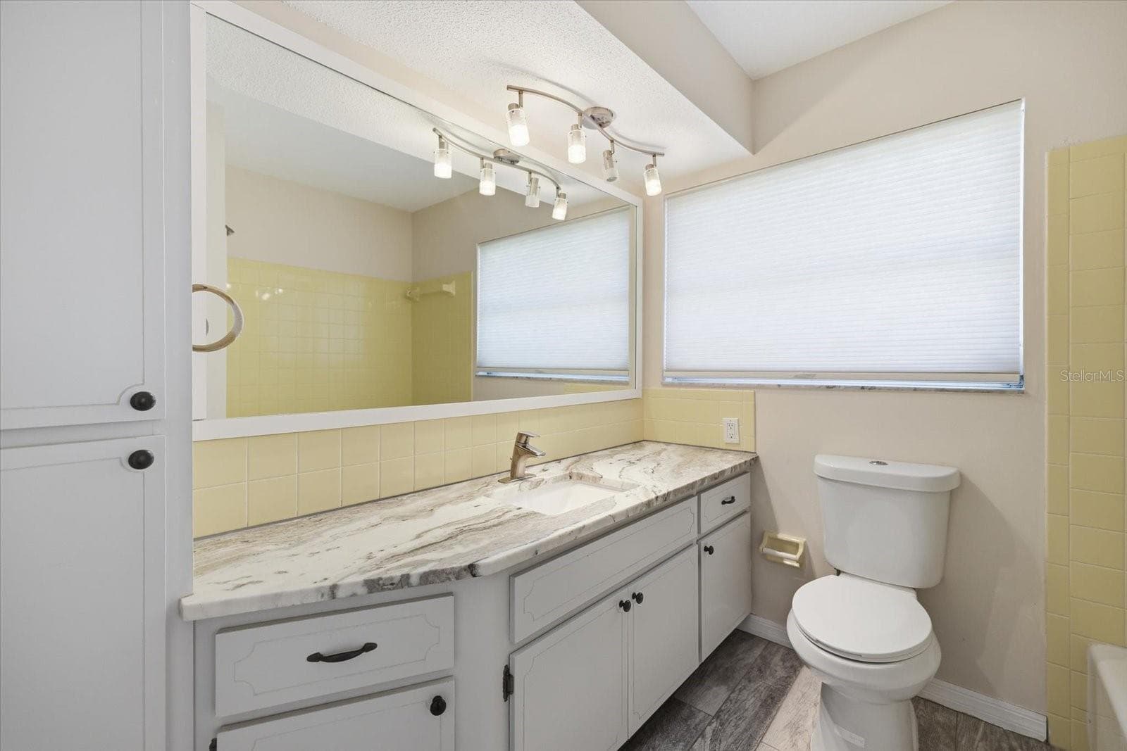 Single Family Residence at 832 S GONDOLA DR, VENICE, photo 24 of 47