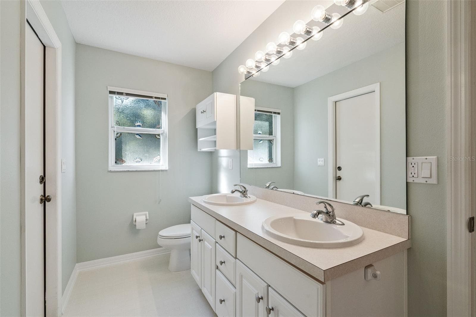 Secondary Bathroom with outdoor access - 13624 BLUEWATER CIR, ORLANDO