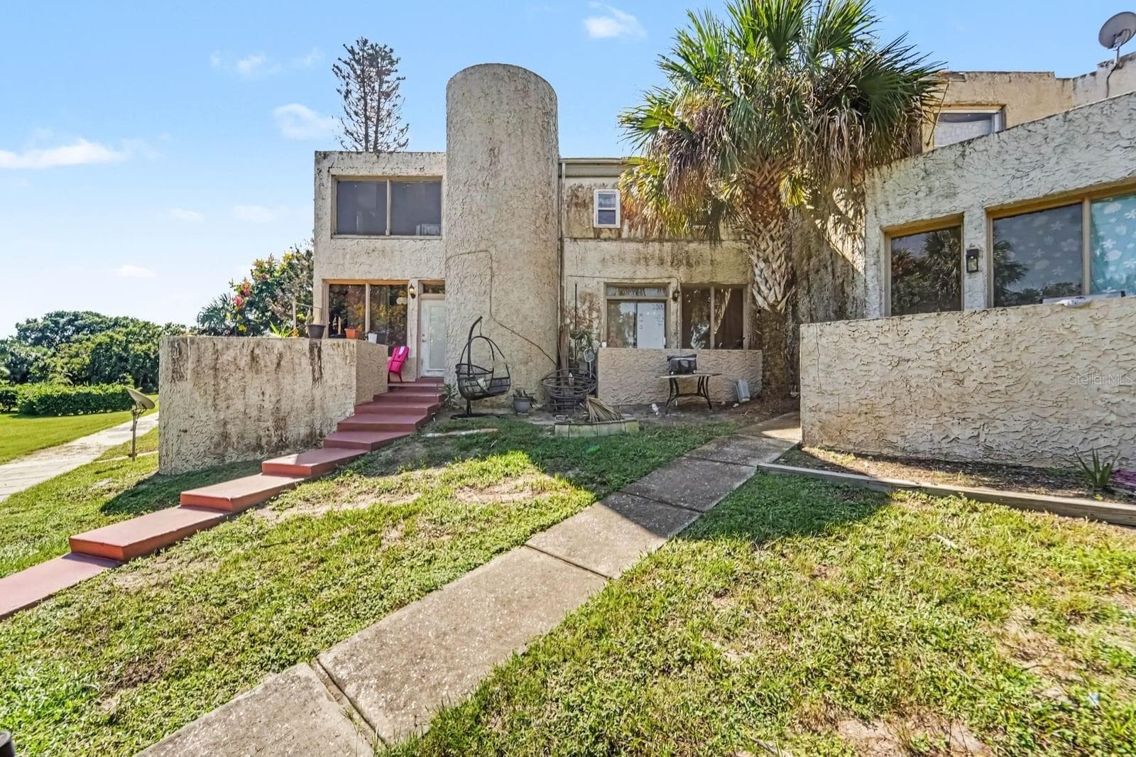 Unique Geometric Architecture with Palm Trees & Manicured Grounds - 1055 ENCOURTE GREEN, APOPKA