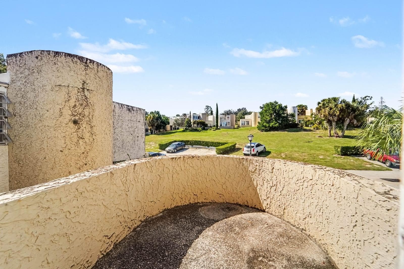 Unique Cylindrical Courtyard Design with Community Grounds & Parking - 1055 ENCOURTE GREEN, APOPKA