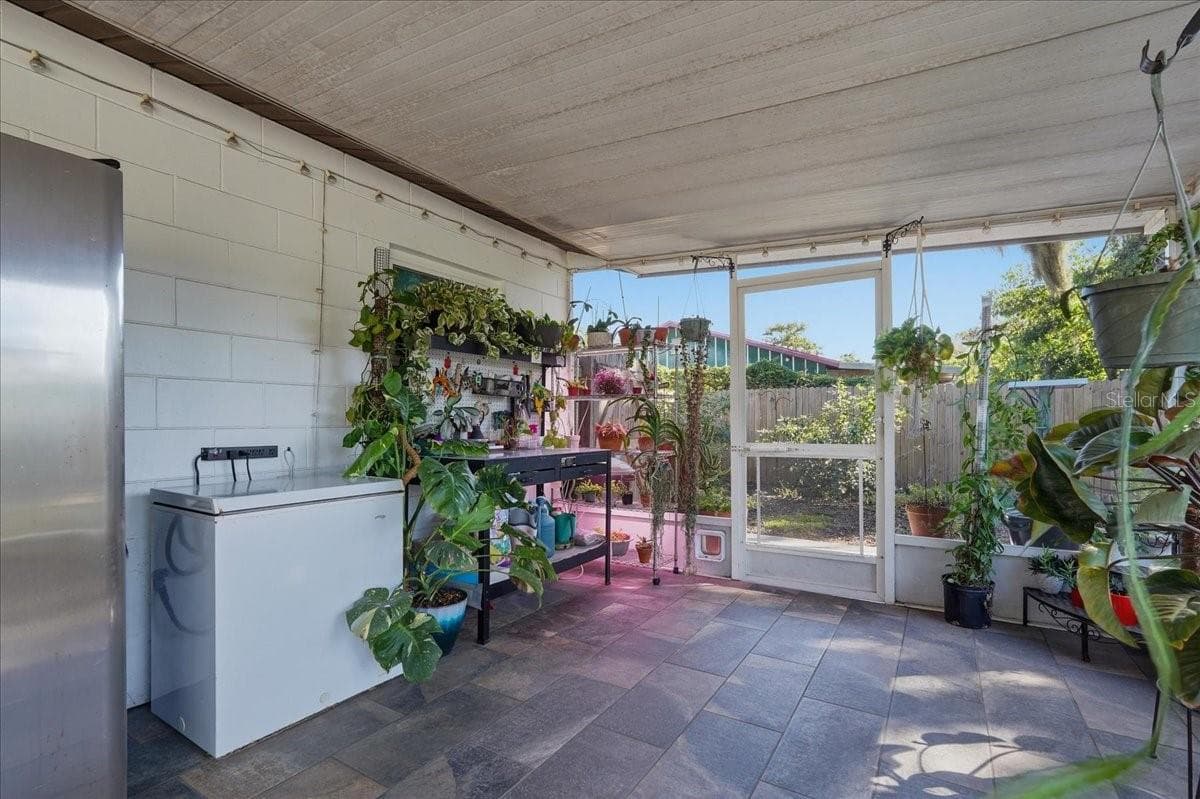 Rear screened porch - 4801 WESTON RD, BARTOW