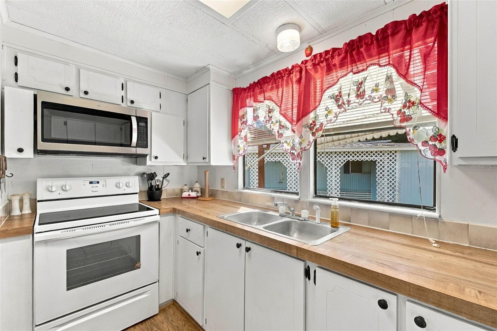 Manufactured Home at 39353 SYCAMORE LN, ZEPHYRHILLS, photo 17 of 32