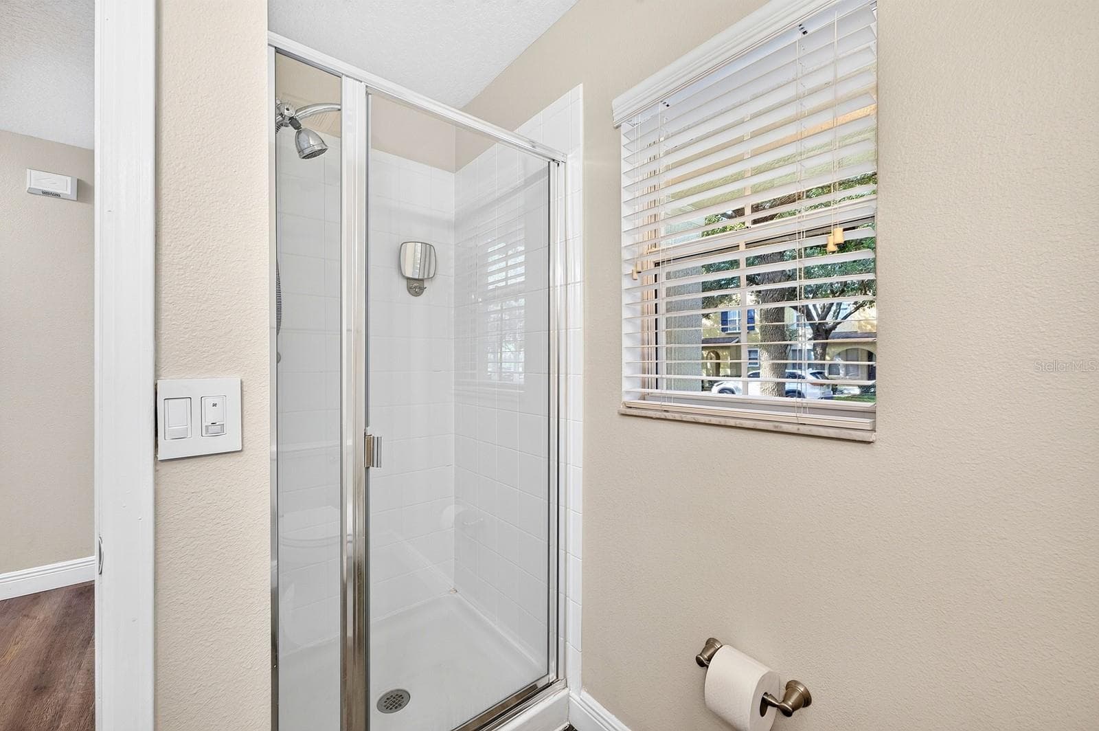 A walk-in shower in the first floor Bathroom. - 13028 AUBURN COVE LN, ORLANDO