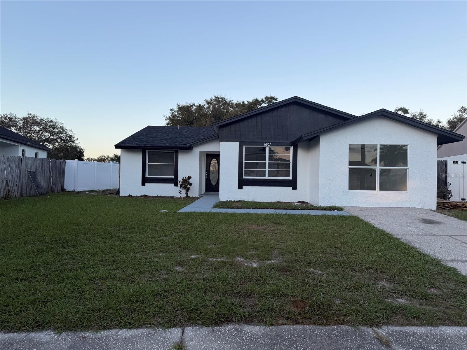 Single Family Residence at 6807 WHITE CLIFFS WAY, TAMPA, photo 2 of 19