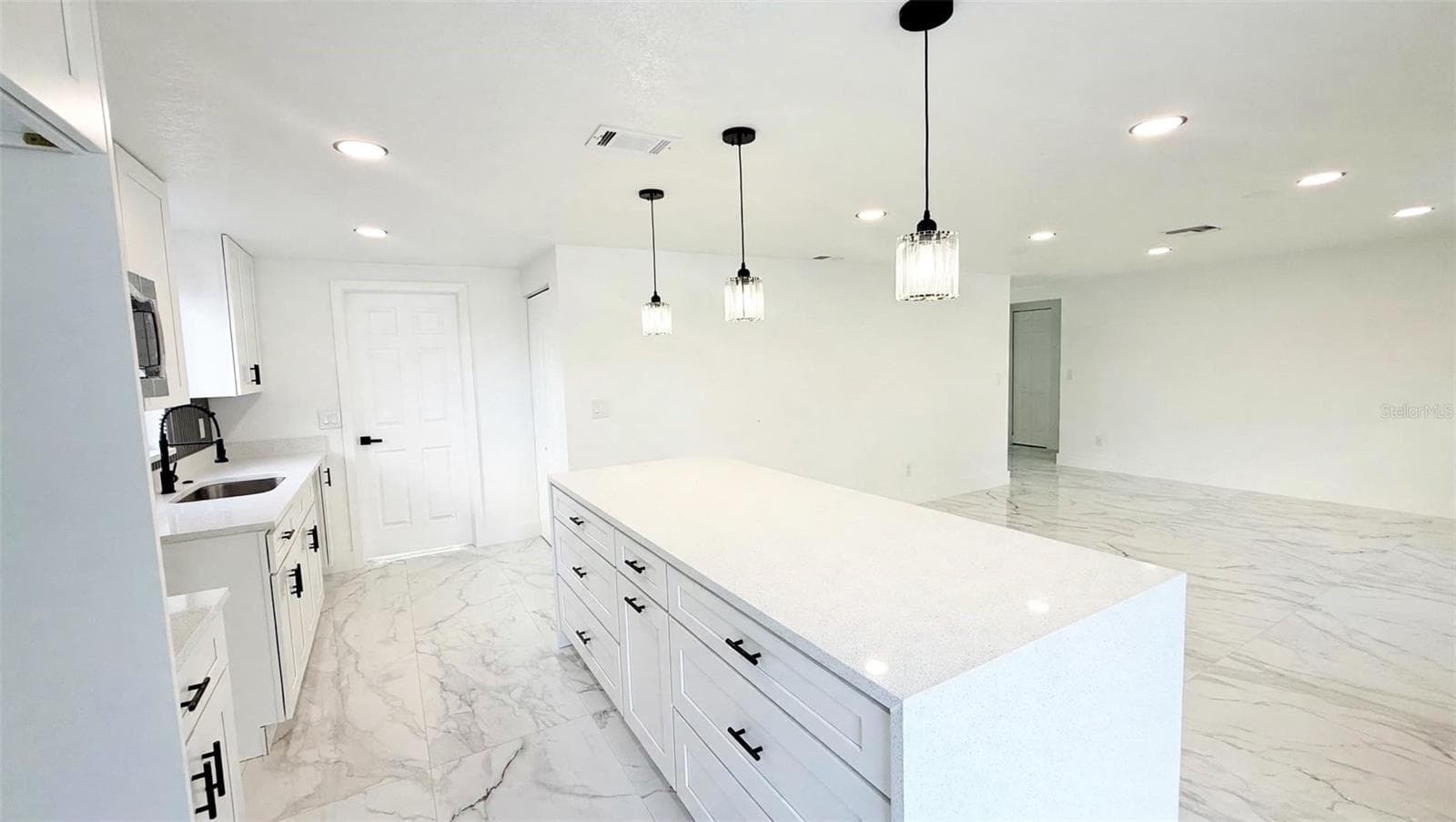 Single Family Residence at 6807 WHITE CLIFFS WAY, TAMPA, photo 6 of 19
