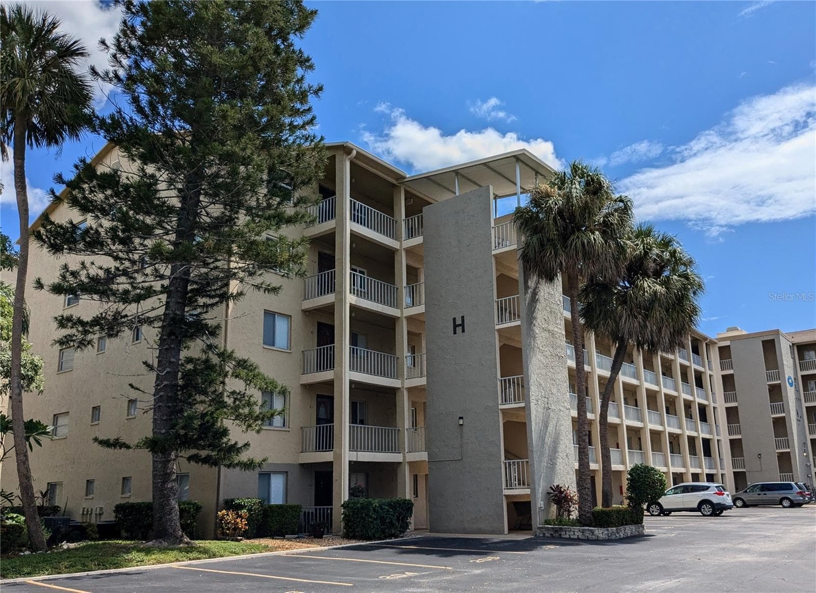 3779 LAKE BAYSHORE DR #H-402