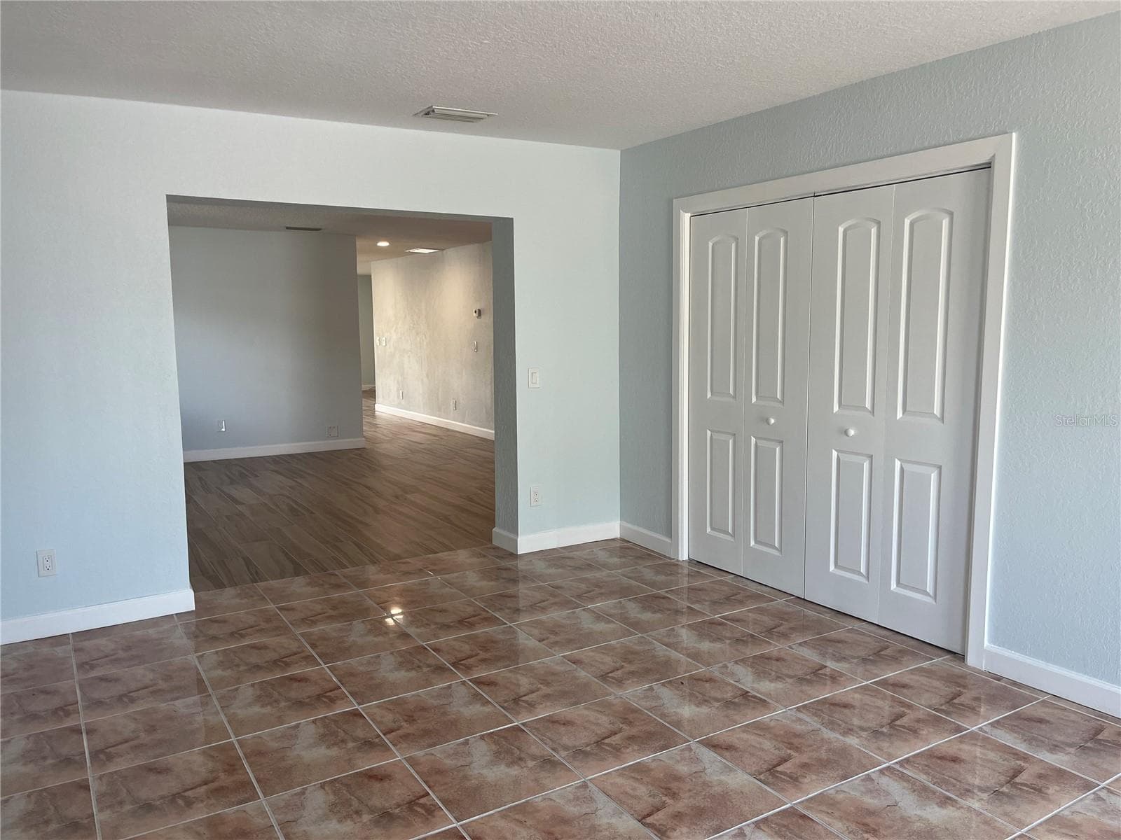 Foyer and seating area - 307 LA HACIENDA DR, INDIAN ROCKS BEACH