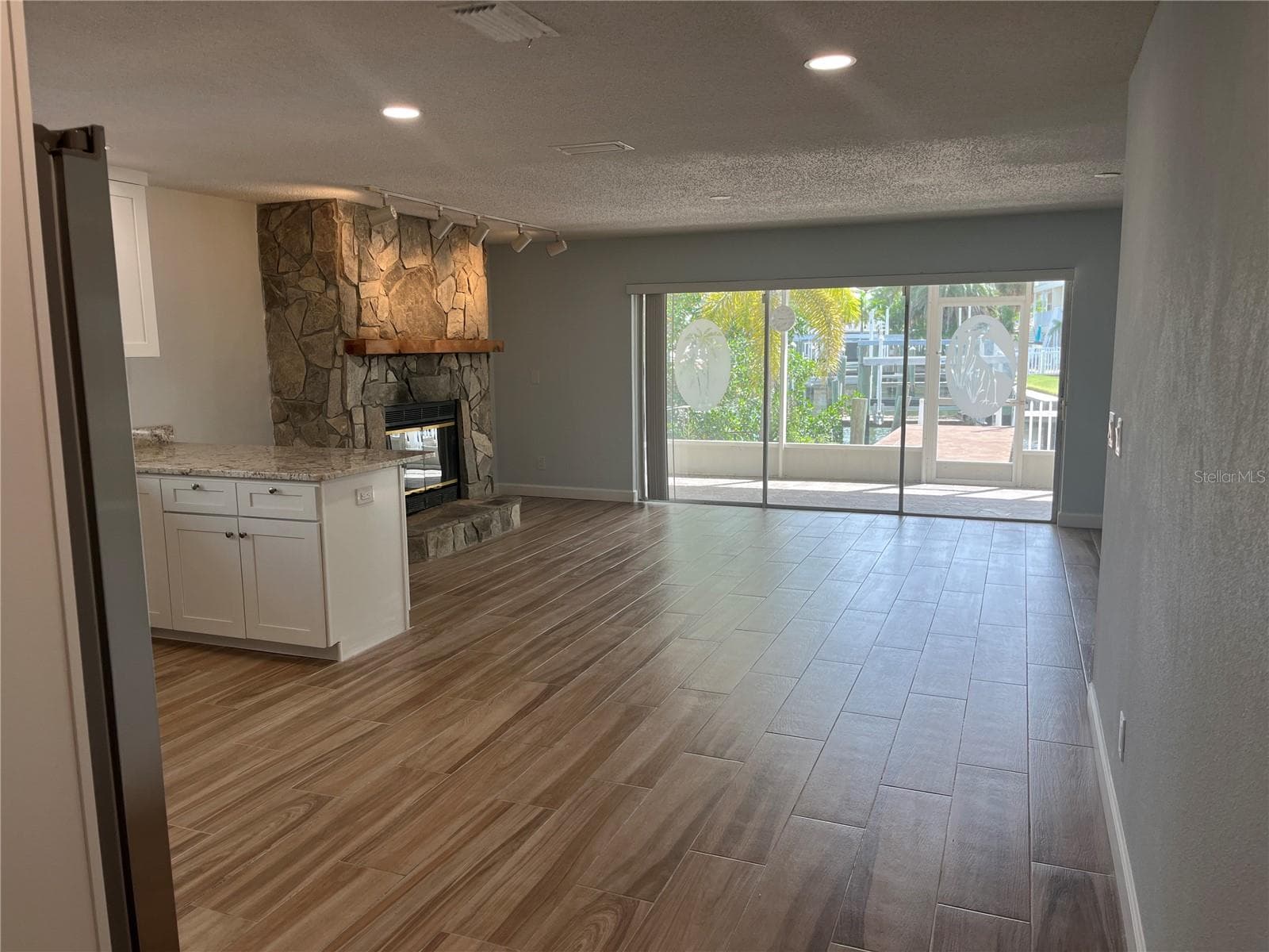 Entrance into the living area with fireplace - 307 LA HACIENDA DR, INDIAN ROCKS BEACH