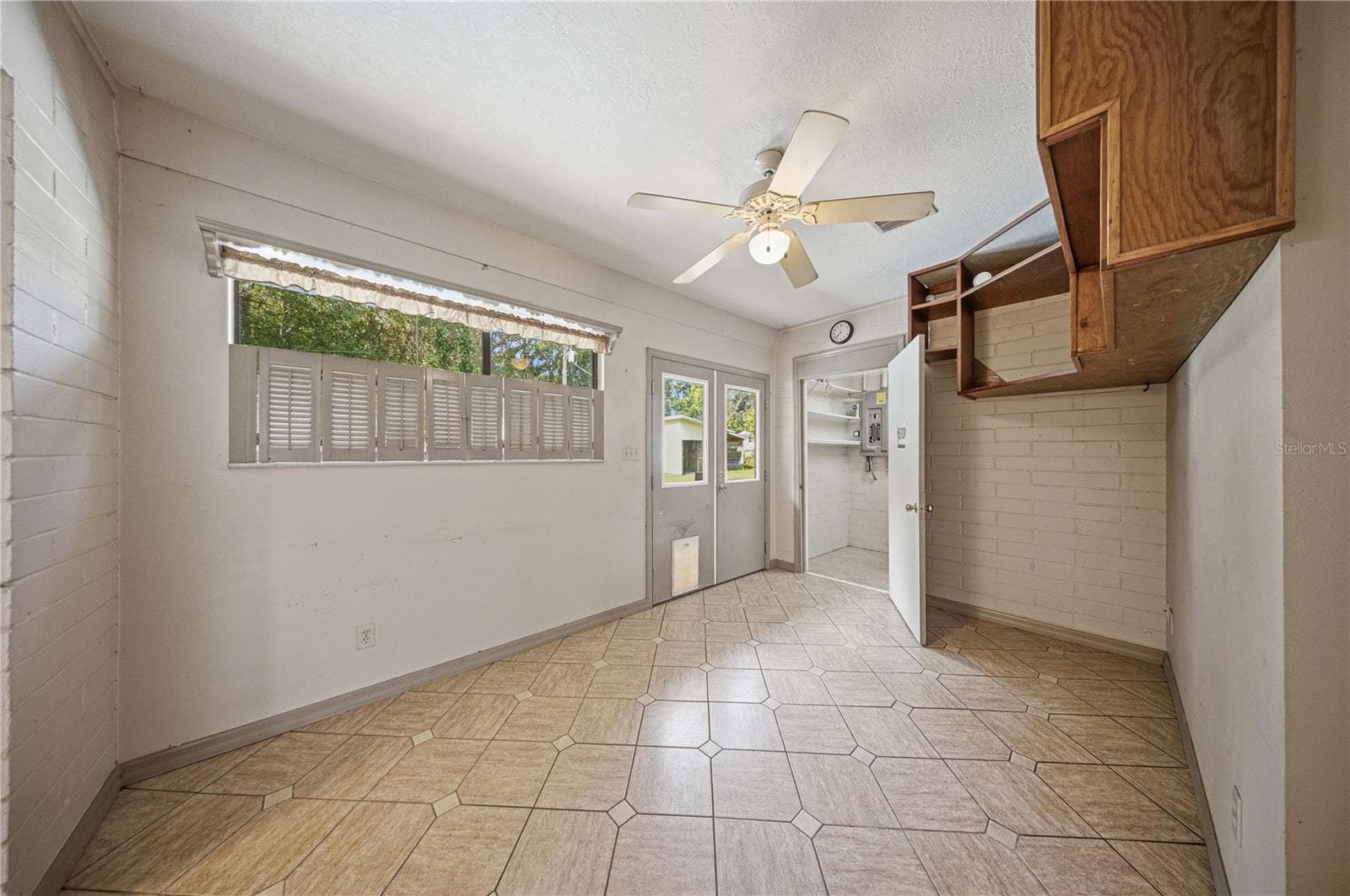 Family Room overlooking the pool - 1324 SE 33RD TER, OCALA