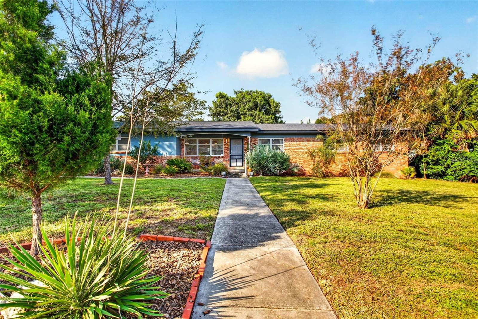 Single Family Residence at 302 PARK RIDGE AVE, TEMPLE TERRACE, photo 2 of 93
