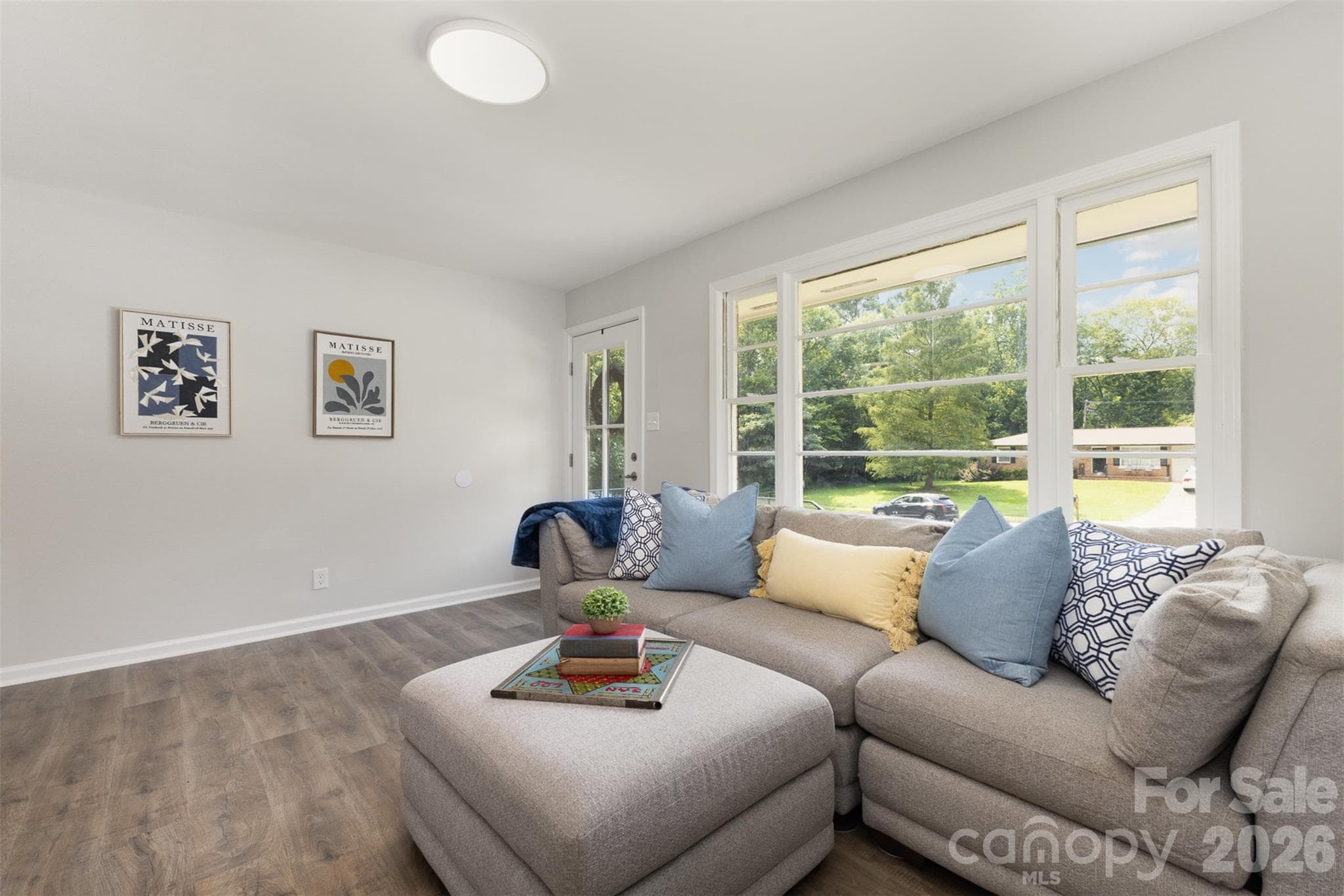 Living-room detail and natural light - 1948 Marett Boulevard, Rock Hill