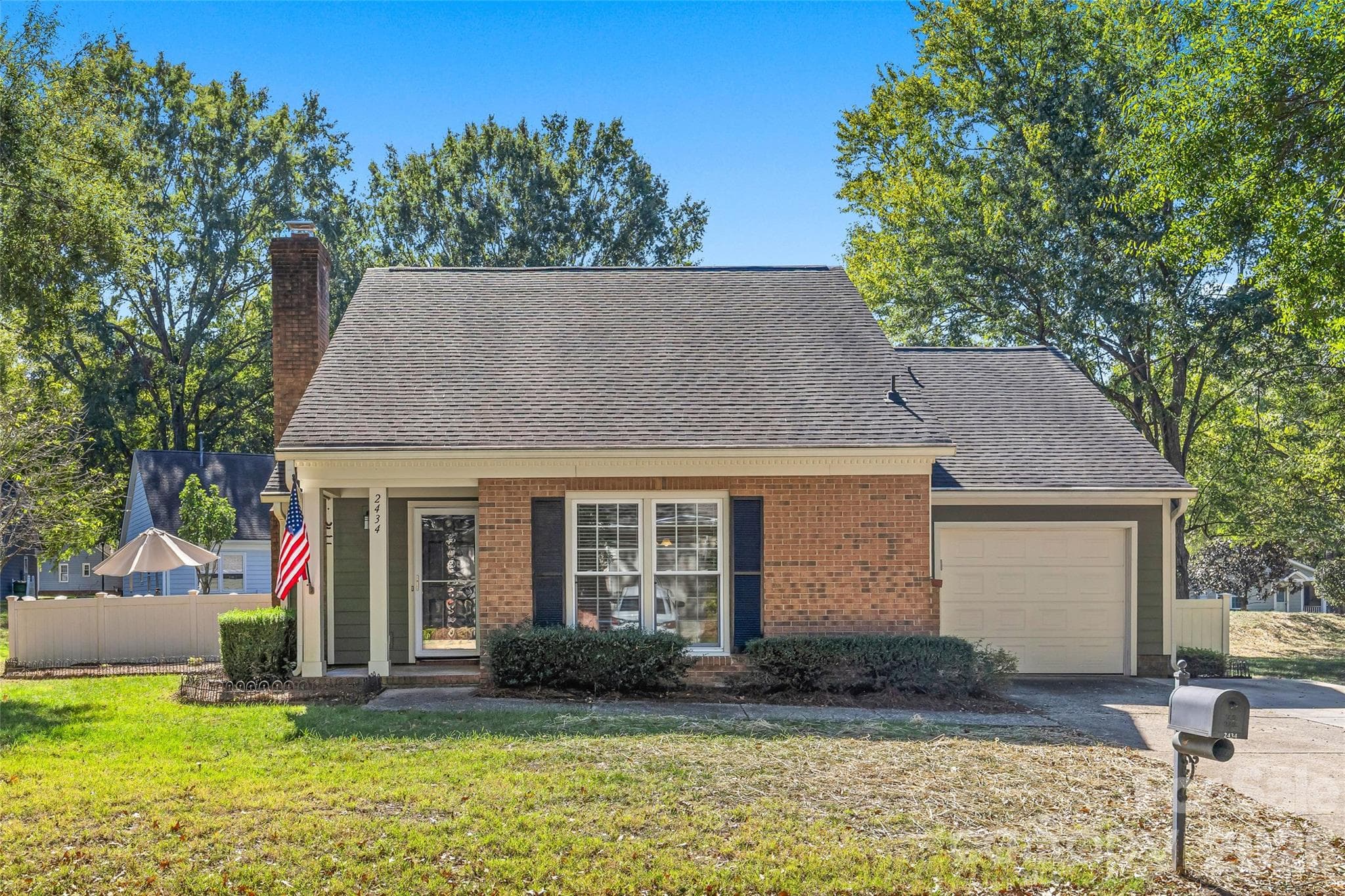Single Family Residence at 2434 Dryden Lane, Charlotte, photo 2 of 32