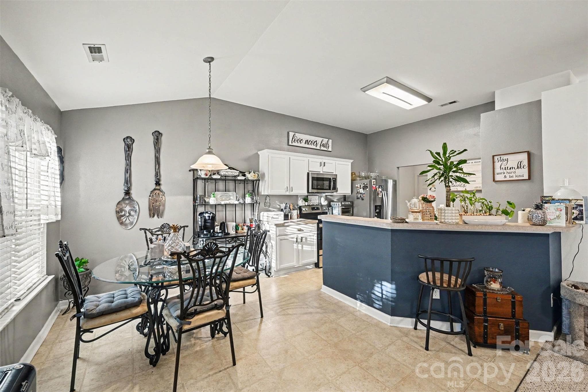 Single Family Residence at 16023 Circlegreen Drive, Charlotte, photo 12 of 28