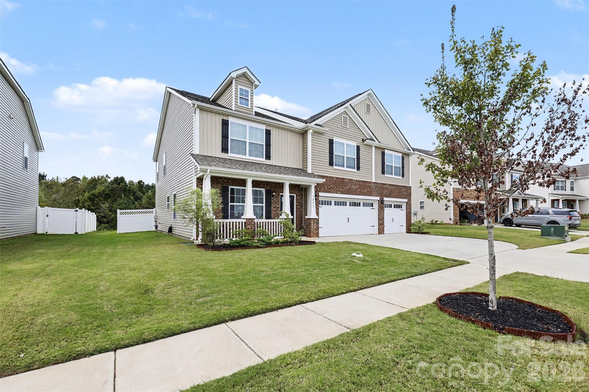 Single Family Residence at 7943 Stonehouse Drive, Gastonia, photo 4 of 45