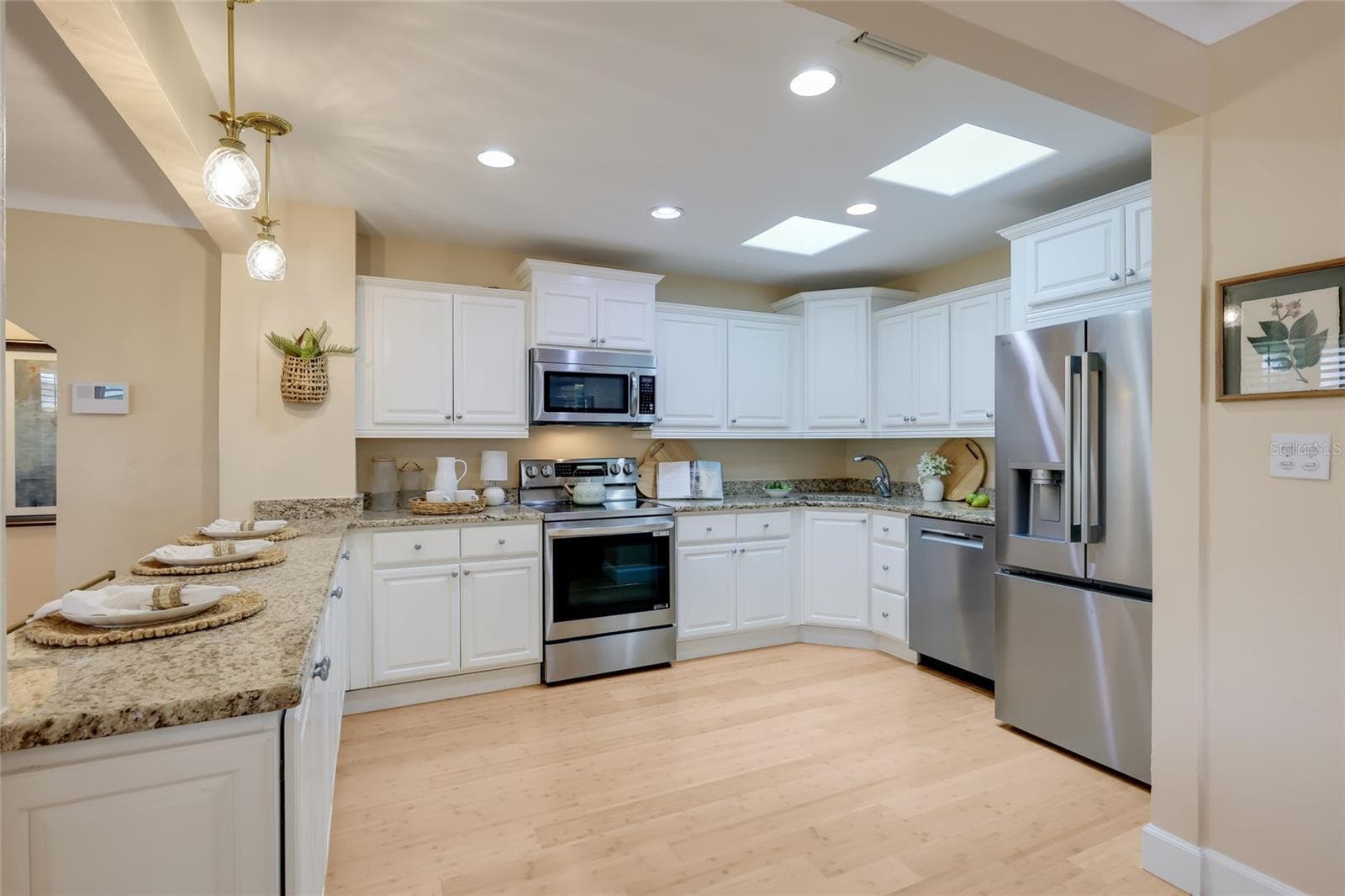 Single Family Residence at 128 S WASHINGTON DR, SARASOTA, photo 2 of 20