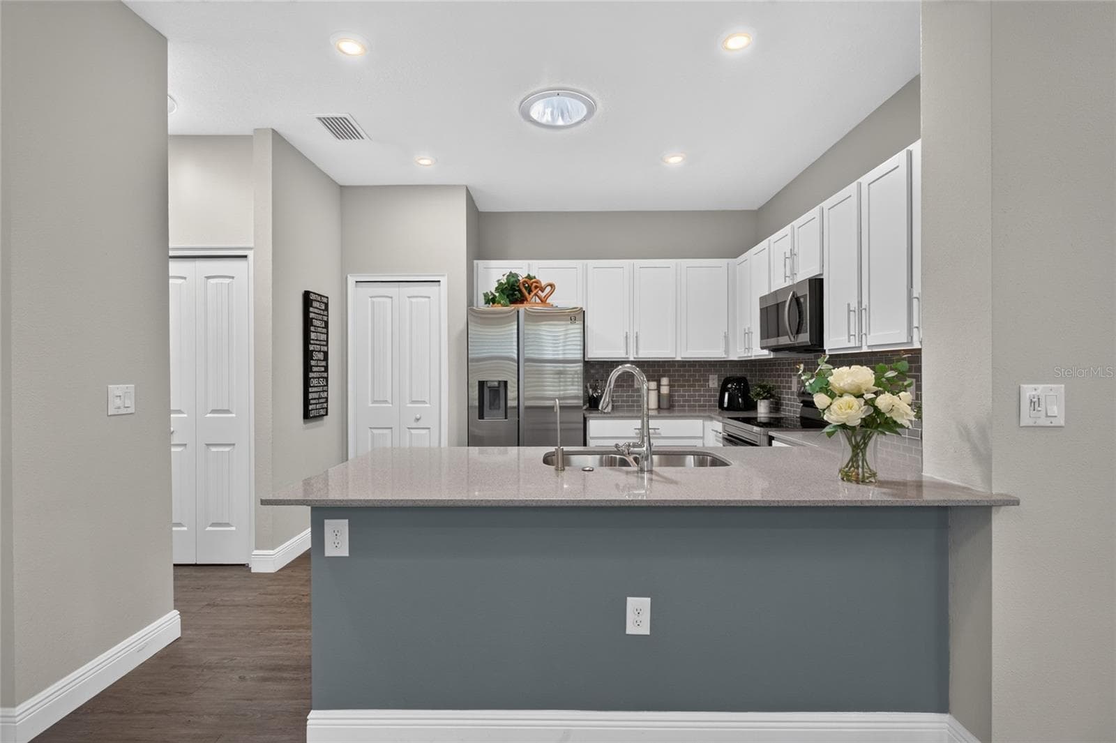 Large breakfast bar - 4408 BEDFORD WAY, LEESBURG