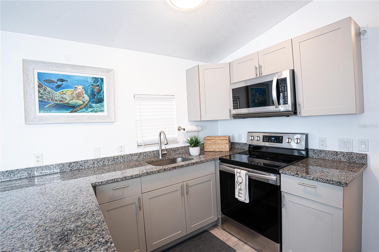 Manufactured Home at 6 BASIN ST, PALMETTO, photo 8 of 17