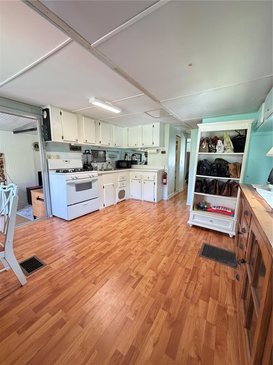 Manufactured Home at 7 PINE DR, OSTEEN, photo 5 of 27