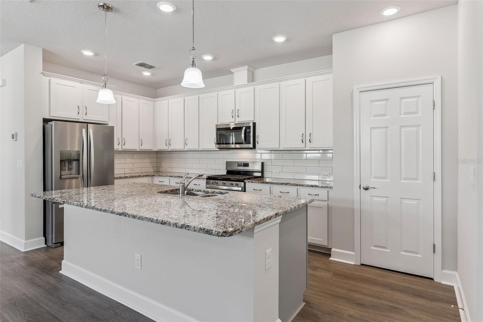 Granite Counters, gas range, 42" cabinets, closet pantry, and large kitchen island - 6103 PLOVER MEADOW ST, LITHIA