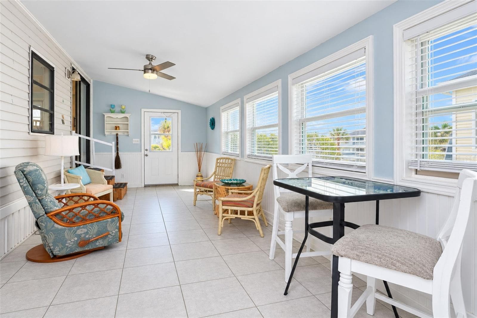 216sf 3 season room with tons of natural light - 39 CROWN POINT DR, NOKOMIS