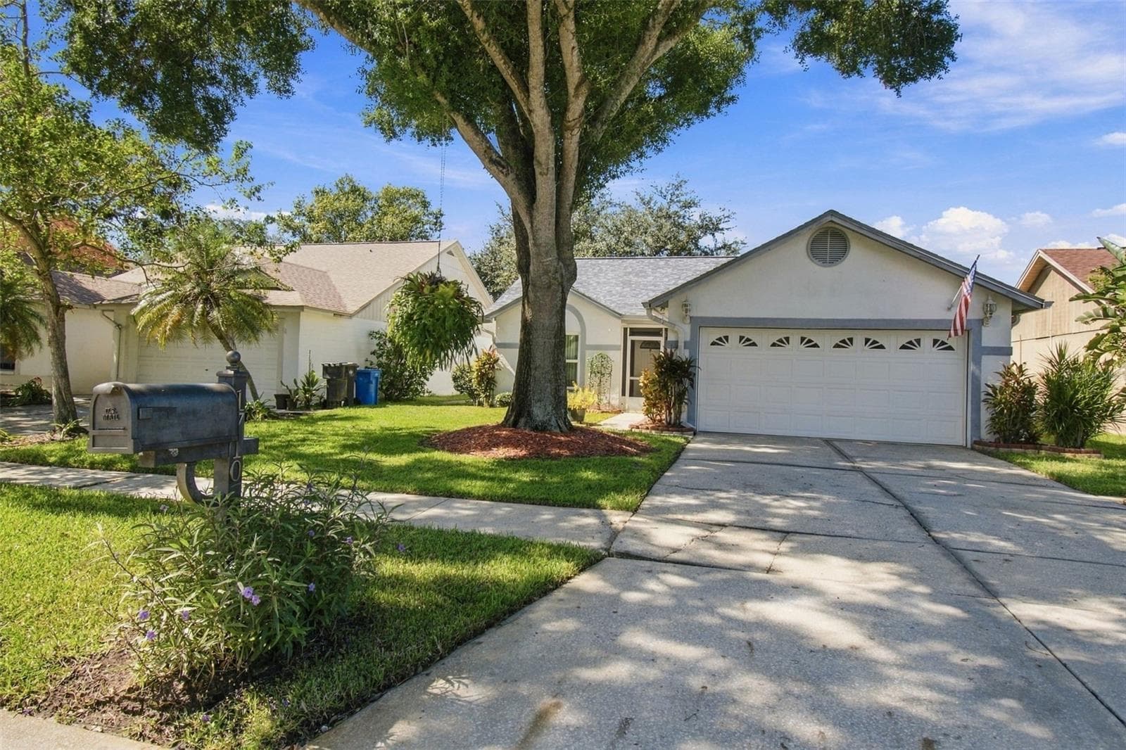Front Driveway - 1710 TARAH TRACE DR, BRANDON