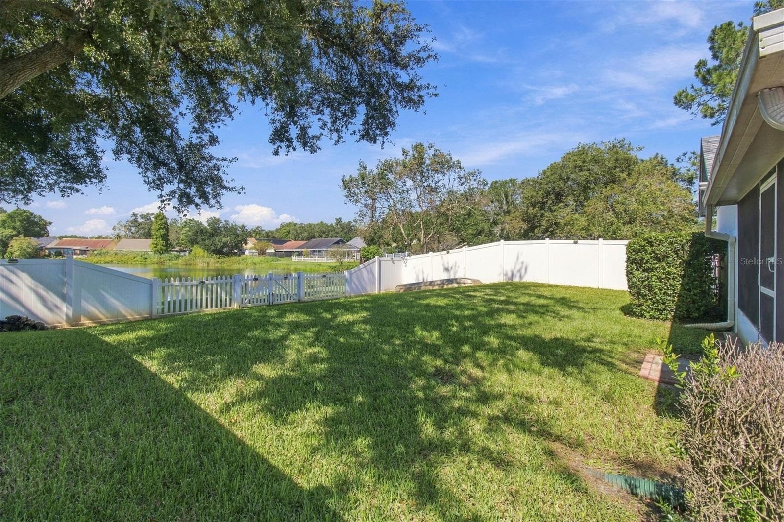 Backyard/Glass Lake - 1710 TARAH TRACE DR, BRANDON