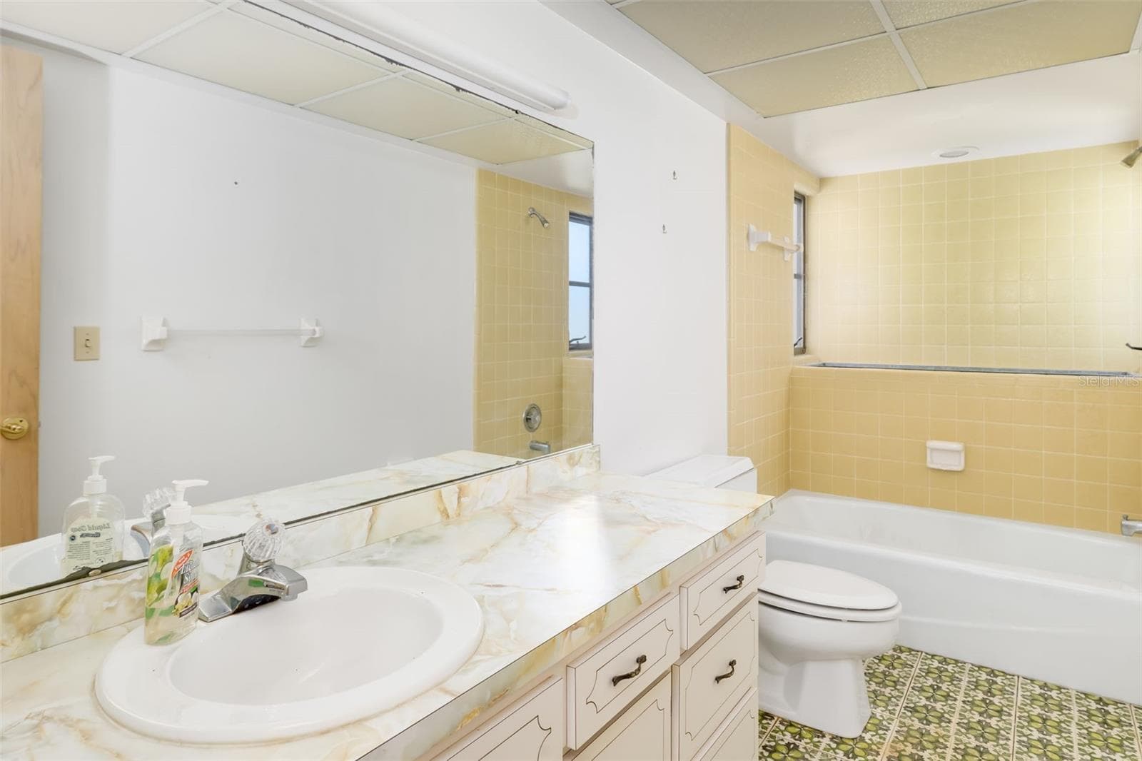 Full guest bath with tub and shower, ready to personalize. - 3065 RINGWOOD MDW, SARASOTA