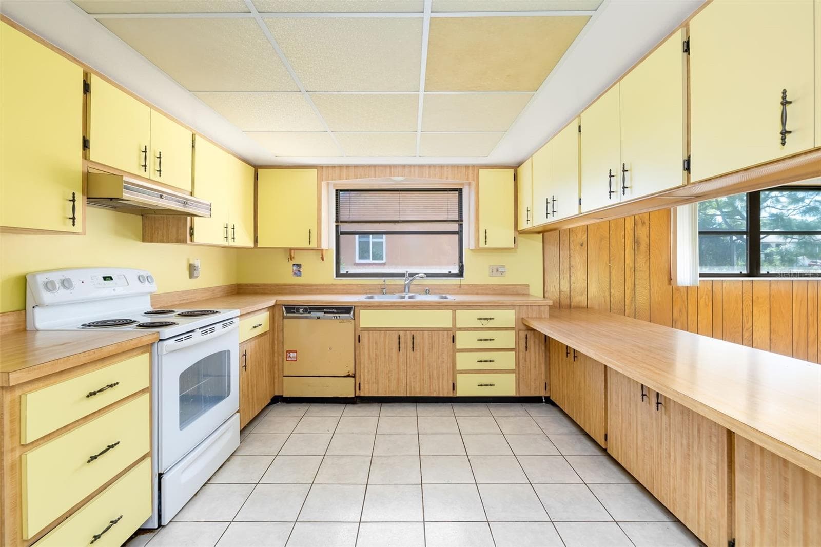 Generous cabinetry and counter space, ready for your vision. - 3065 RINGWOOD MDW, SARASOTA