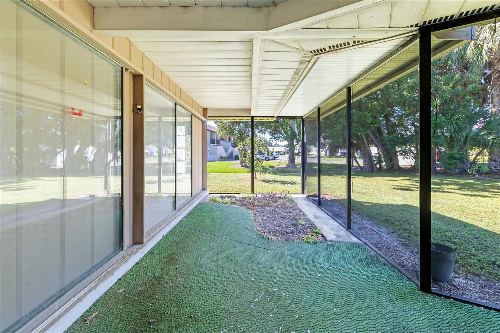 Expansive screened lanai with ceiling fan and pond view, made for relaxing and entertaining. - 3065 RINGWOOD MDW, SARASOTA