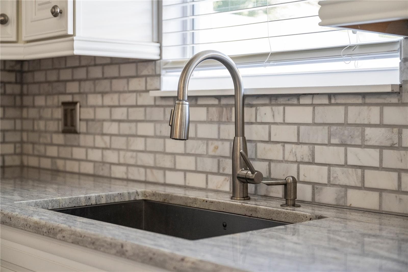 Kitchen sink overlooking courtyard patio - 8516 DANFORTH DR, WINDERMERE