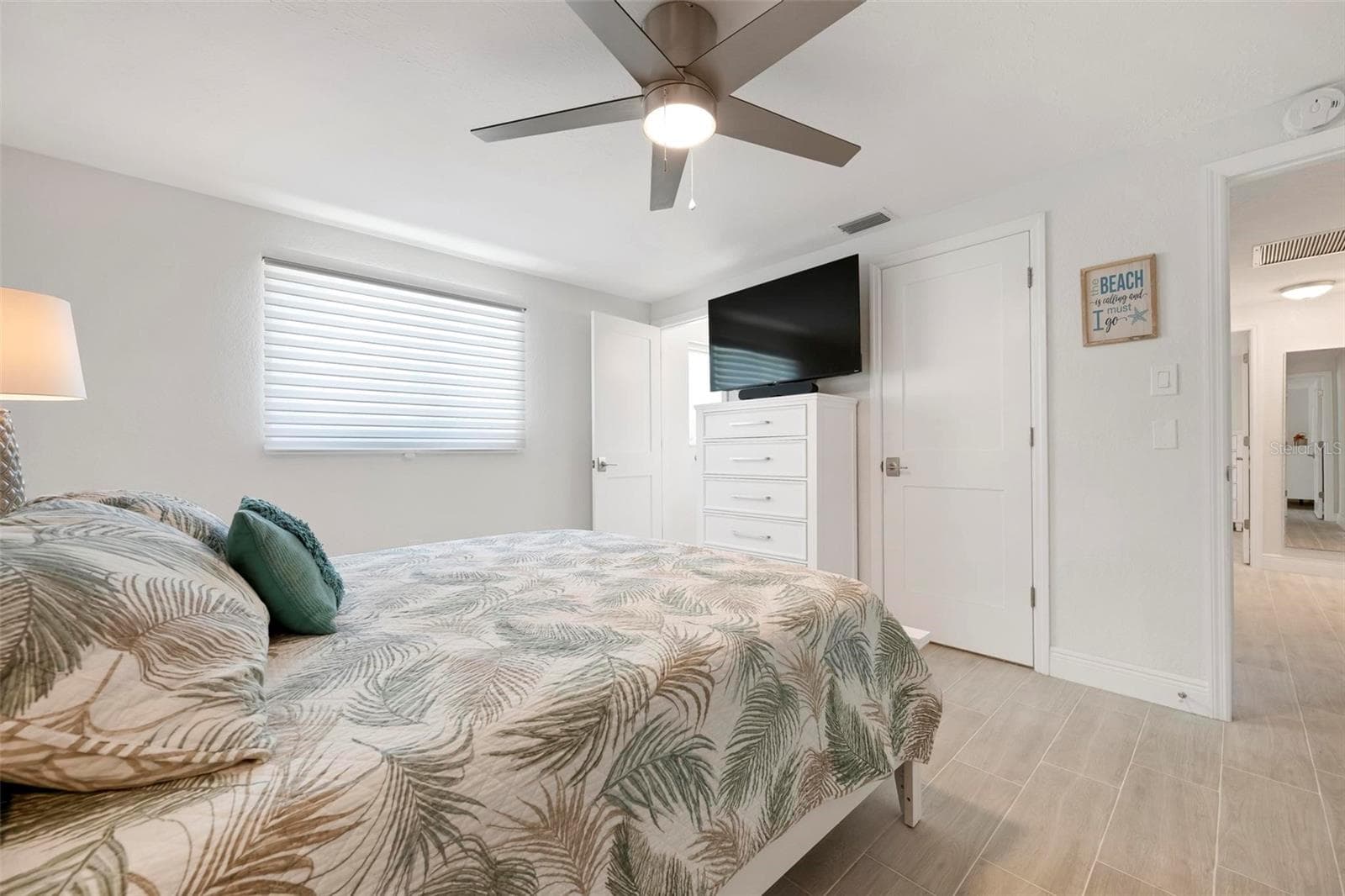 Primary bedroom with ensuite bath - 504 69TH ST, HOLMES BEACH
