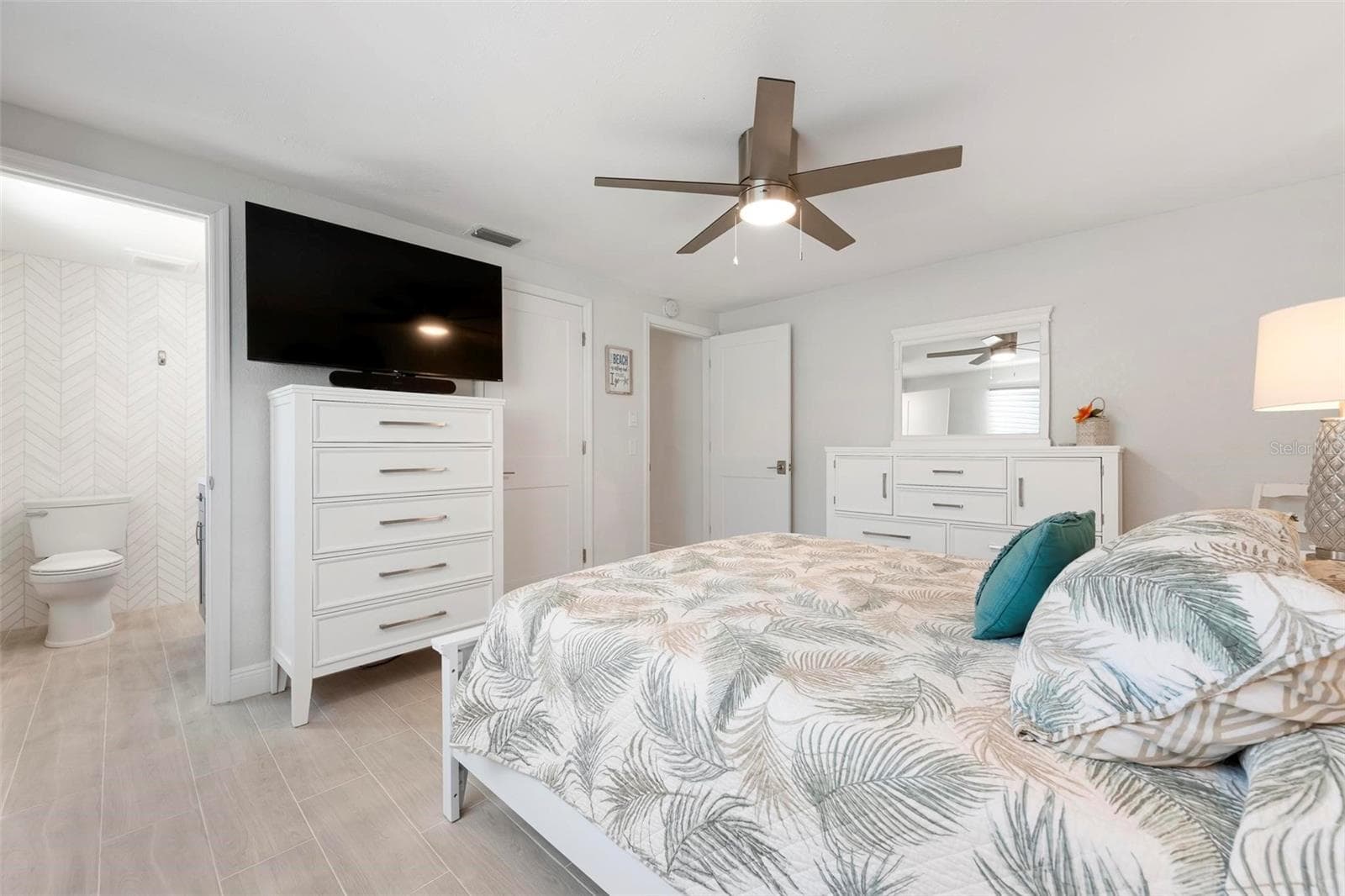 Primary ensuite bedroom - 504 69TH ST, HOLMES BEACH