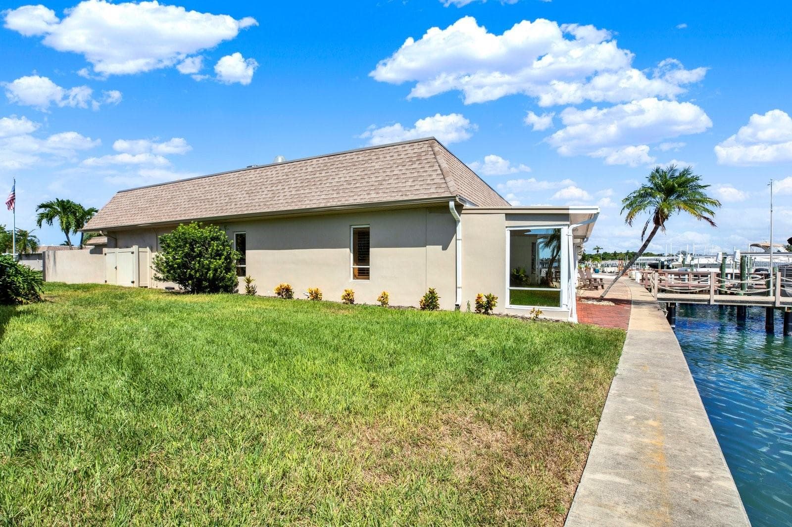 Side Yard - 594 BOCA CIEGA POINT BLVD N, ST PETERSBURG