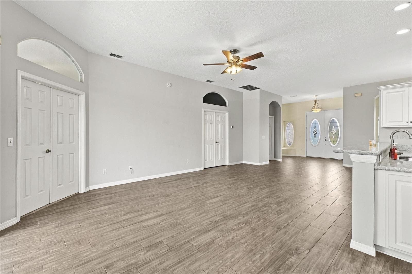 Single Family Residence at 639 LAKEHAVEN CIR, ORLANDO, photo 7 of 48