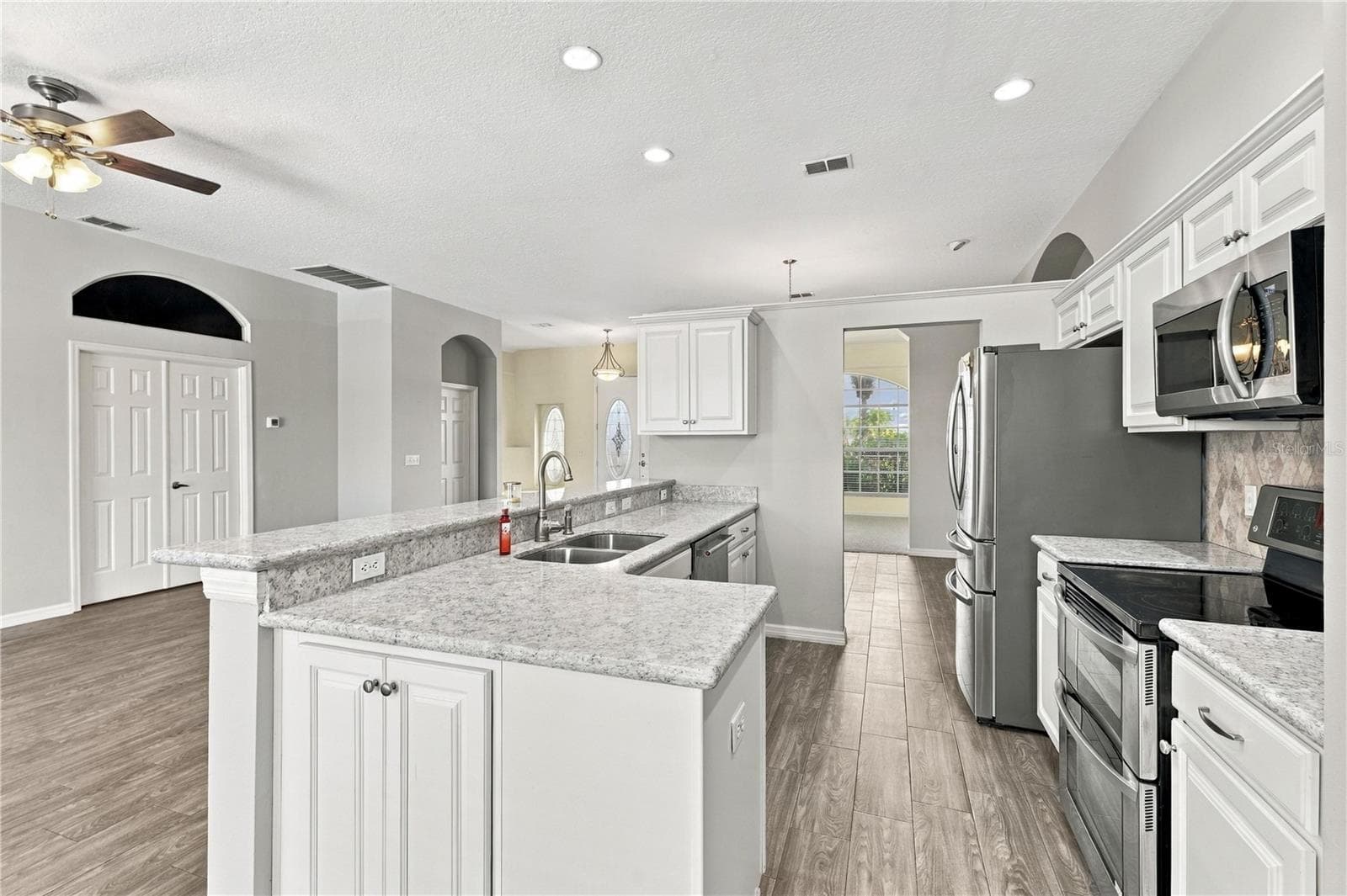 Single Family Residence at 639 LAKEHAVEN CIR, ORLANDO, photo 10 of 48