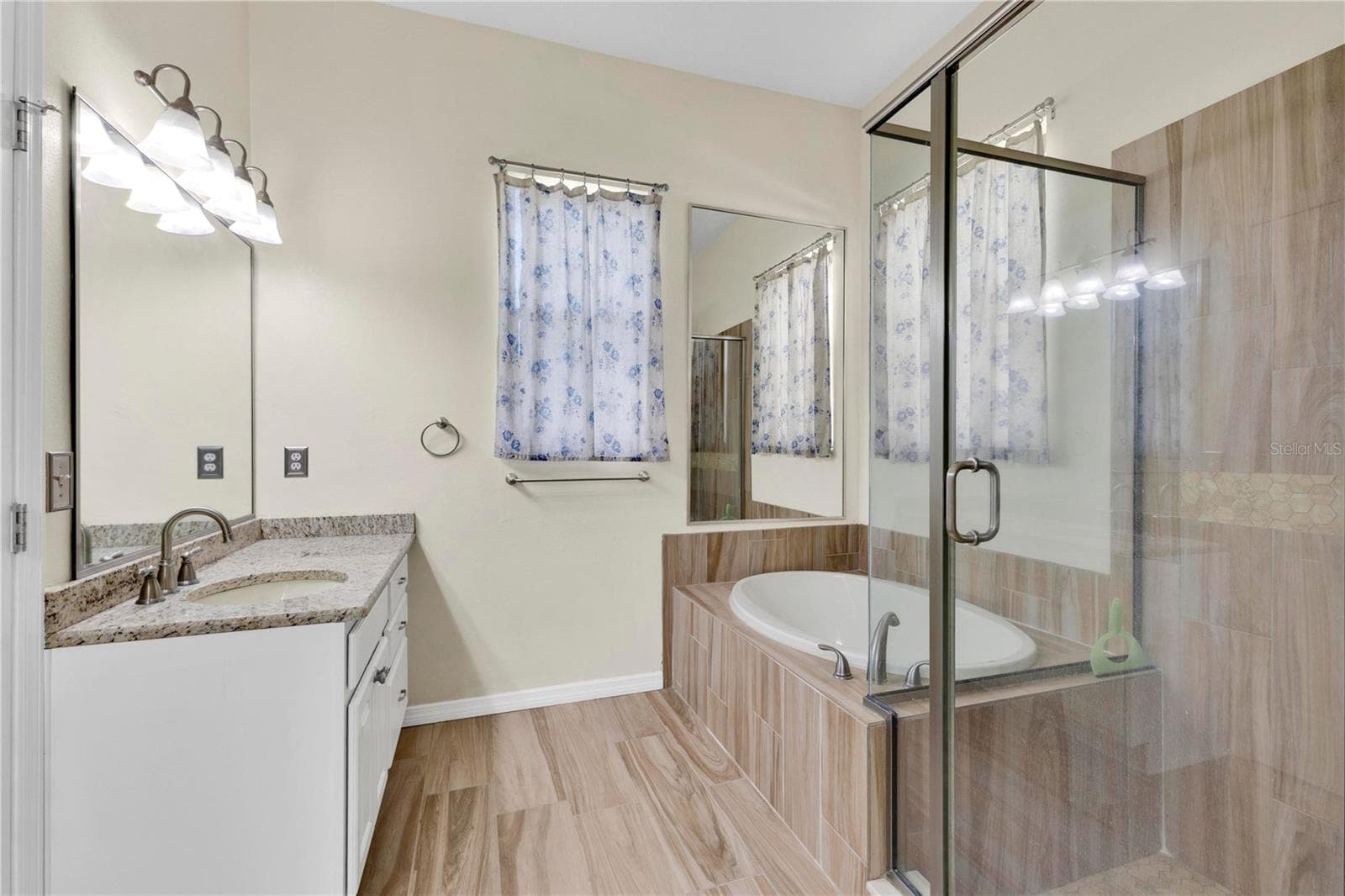 Single Family Residence at 639 LAKEHAVEN CIR, ORLANDO, photo 16 of 48