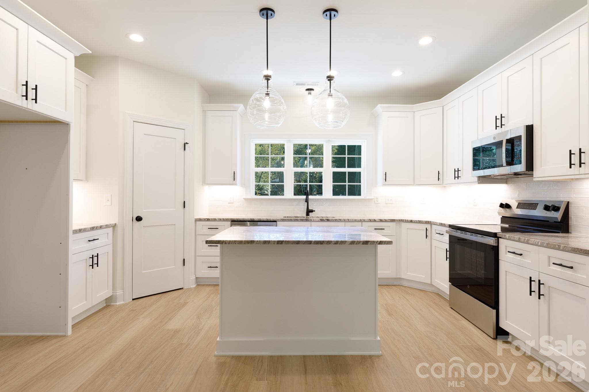 Single Family Residence at 2030 Hunters Creek Lane, Rock Hill, photo 14 of 32