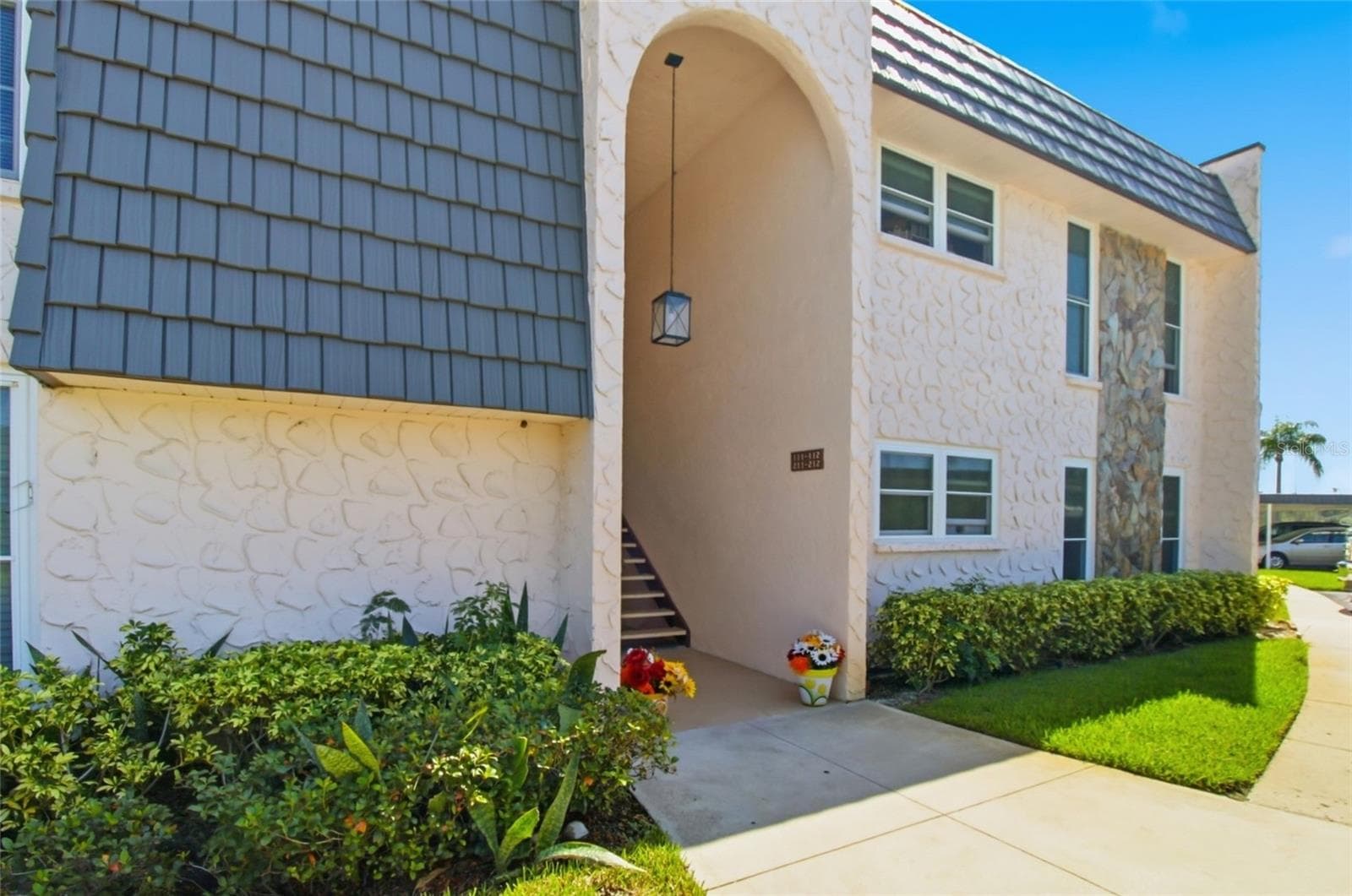 211 FERNWOOD CIR #211