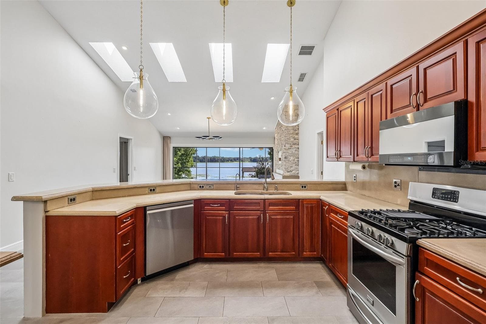 Single Family Residence at 1113 HAWTHORNE COVE DR, OCOEE, photo 11 of 43