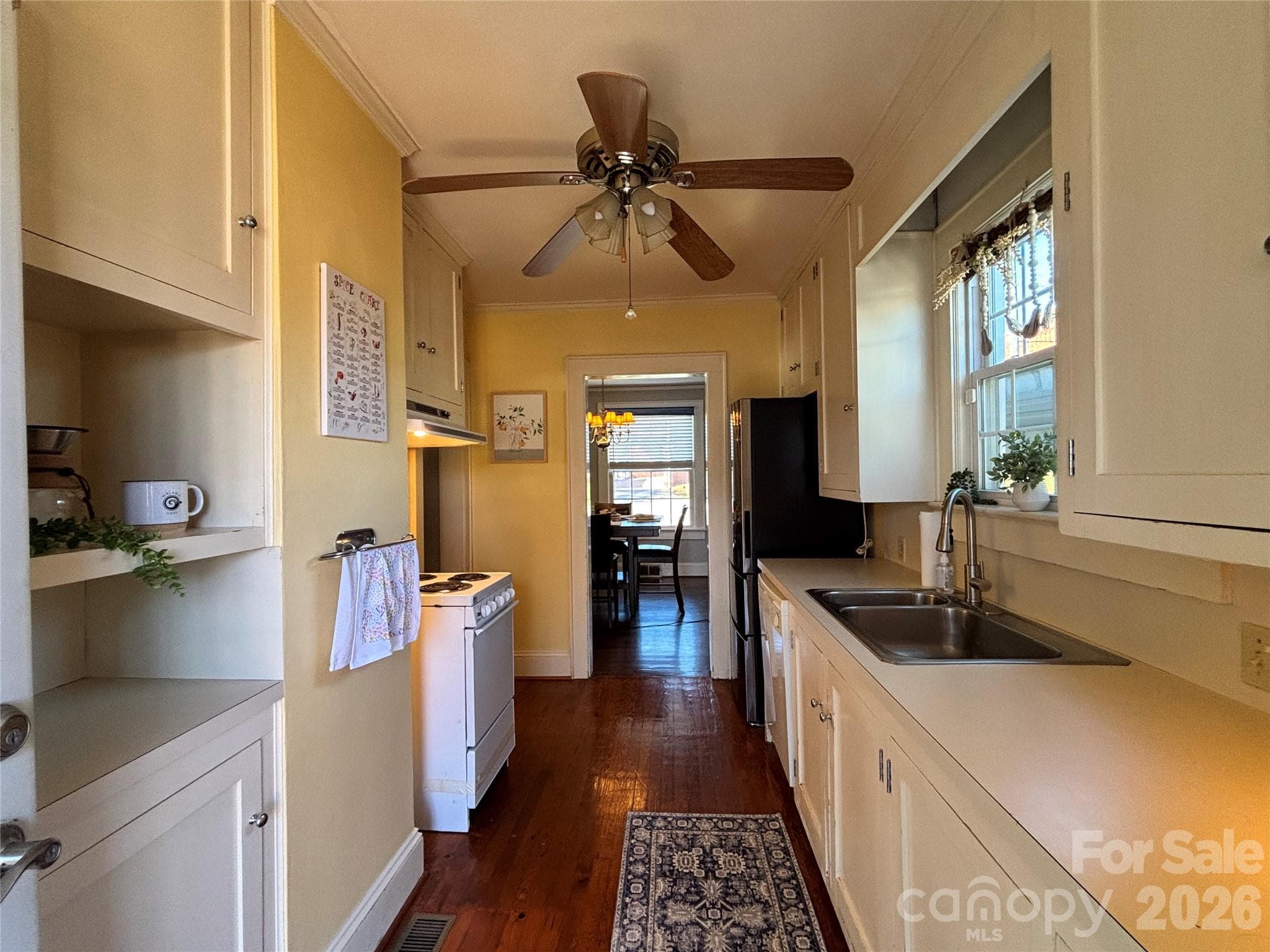 Single Family Residence at 323 4th Street Place SW, Hickory, photo 5 of 20