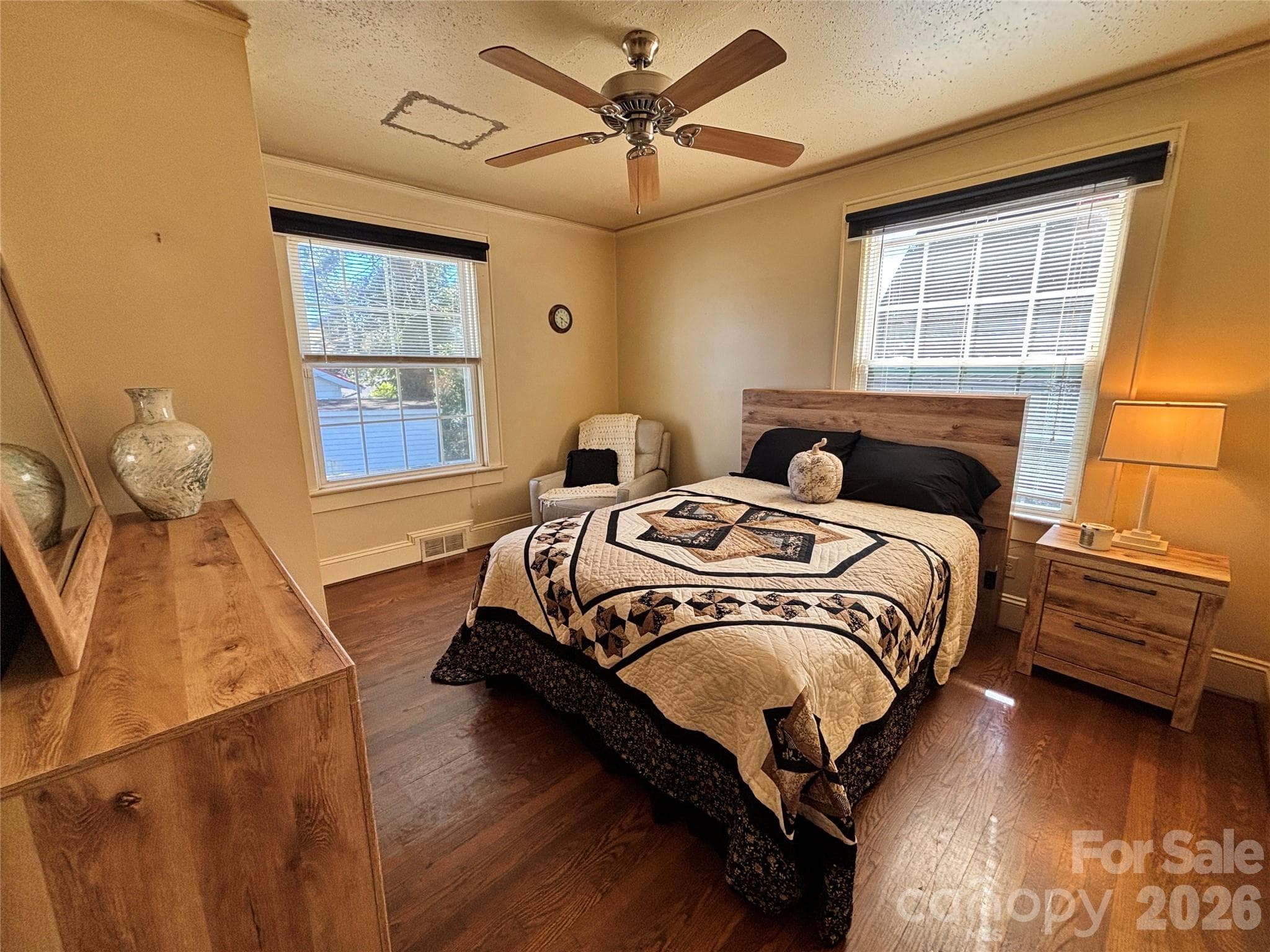 Single Family Residence at 323 4th Street Place SW, Hickory, photo 6 of 20