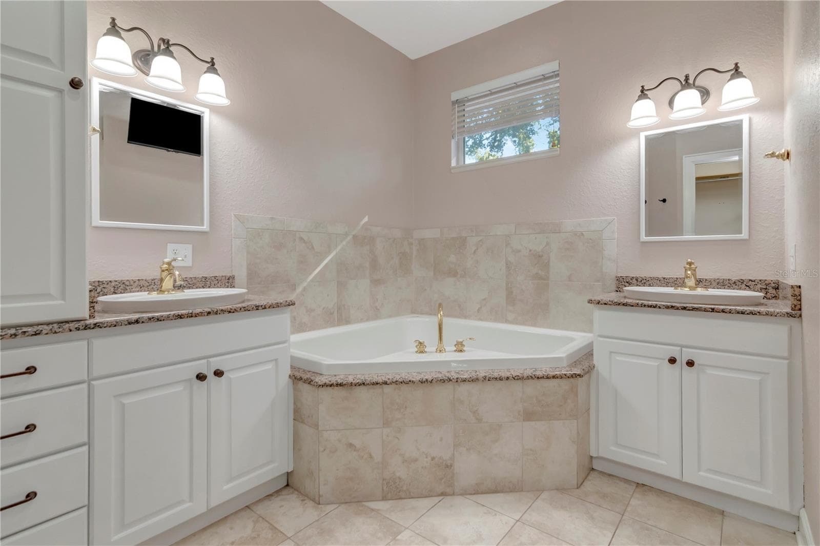 EnSuite Dual Sinks, Jacuzzi Tub, Shower - 3816 W ESTRELLA ST, TAMPA